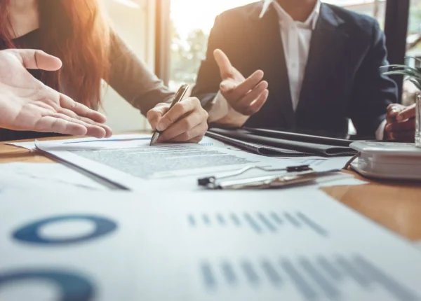 chart-signing-contract-mortgage-GI.width-1200